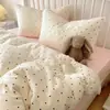 Conjunto de Roupa de Cama Simples e Estiloso Estilo Ins com Bolinhas Pequenas, Macio e Amigo da Pele, Conjunto de Quatro Peças, Capa de Edredom Feminina, Conjunto de Três Peças para Estudantes, Lençol de Cama 1,5m