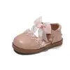 Sandálias de Princesa 2026 Primavera Doce Bico Fechado Antiderrapante Feminino Estilo Coreano Meninas Crianças Sapatos Laço de Pérola Sapatos Pequenos de Couro