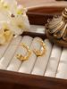 Aretes de Metal con Personalidad de Estilo Francés Exagerado, Acero Titanio Chapado al Vacío, Diseño de Flor Irregular y Efecto Oro Hueco de 18K