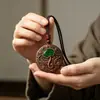 Bodhisattva Ajedrez Madera de Incienso Talla en Relieve Colgante Pixiu de una Cara Estilo Chino Adorno de Madera de Mano Colgante para el Cuello