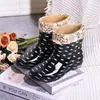 Sapatos e botas femininos estilosos e espessos com forro de fleece, sapatos de borracha para cozinha para adultos, galochas curtas impermeáveis e antiderrapantes