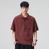 2026 Nova Camisa Polo Casual de Verão com Tecido Bolha, Manga Curta, Estilo Americano, Caimento Solto Tendência, com Bolsos Duplos no Peito e Aplique