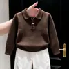 Roupas infantis coreanas coleção outono/inverno 2026: suéter de tricô com gola alta e textura marrom e calça branca reta da moda para crianças