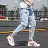 Calça Jeans Masculina Rasgada e Desgastada Marca da Moda Ins Solta Reta Cropped Harem Calça Masculina de Verão Fina Calça Desgastada