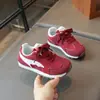 Sapatos Infantis 2026 Outono Novos Tênis Esportivos Estilo Coreano Sapatos Forrest Gump Crianças Médias e Grandes Antiderrapantes Casuais Tênis de Skate para Meninas