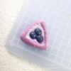 Simulación de comer y jugar: tarta de huevo de arándano triangular, accesorios de resina, crema, pegamento, funda para teléfono móvil, horquilla, cuerda, decoración de flores para zapatos.