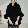 Casaco tipo capa outono e inverno 2026 novo estilo popular elegante cor sólida estilo coreano peça de outer wear de alta qualidade com gola de pele corte solto