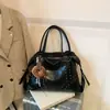 Moda Casual Outono 2025 Bolsa de Ombro com Rebites de Nova Moda Bolsa Tote de Grande Capacidade Bolsa de Axila Casual Feminina para o Dia a Dia