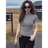 Camiseta de Punto Gruesa Gris Estilo Francés con Cuello Medio de Perlas para Mujer, Nuevo Top Ajustado de Talla Grande Primavera 2026