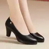 Populares zapatos de mujer de cuero suave 2026, modelo de otoño con suela blanda, nuevos zapatos de oficina de tacón medio y alto para mujeres de mediana edad, zapatos de cuero para dama