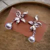 Nuevos Pendientes de Flor con Perlas y Tachuelas de Diamante Estilo Coreano de Moda, Exquisitos y Elegantes, Pendientes Versátiles con un Toque de Lujo Ligero y de Alta Gama para Mujer