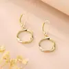 Novedad Europea y Americana Estilo Simple y de Moda Anillo de Mobius Ganchos para Orejas para Mujer, Pendientes Huecos Versátiles y Elegantes, Versátil Transfronterizo