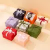Venta al por mayor de fábrica de cajas de embalaje para joyería de estilo pequeño y fresco, cajas para pulseras, cajas de regalo con moño y cajas de regalo con tapa y base