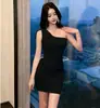 Vestido Curto Atmosférico de Um Ombro para Mulheres, Branco, Cinchado na Cintura, Slim Fit, Adequado para Banquetes, Festas, Trabalho, Vestido Mini Bodycon Versátil