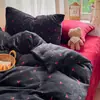 Conjunto de quatro peças estilo Ins com bolinhas rosa em veludo de leite, capa de edredom espessa em fleece de coral para outono e inverno, apresentando um design fofo e feminino, e roupa de cama em fleece dupla face