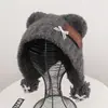 Chapéu de tricô de aba larga com orelhas de urso de pelúcia e pompom, de alta qualidade, para mulheres, outono e inverno, quente e versátil, proteção para as orelhas