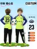 Atacado de roupas esportivas infantis de manga longa para atividades ao ar livre, incluindo tamanhos unissex e para adolescentes, roupas de treino respiráveis e camisas de time com impressão personalizada para jogos de futebol