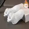 Zapatos de algodón de caña alta, engrosados y forrados de felpa para niños, nuevo estilo invierno 2025, para niños y niñas, zapatos cálidos con exterior de pelo de una sola pieza