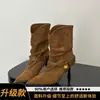 Novas botas curtas femininas de salto alto com bico fino, camurça plissada e salto empilhado, com tiras de fivela de metal, estilo europeu e americano, para calçar e tirar facilmente