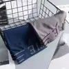 Populares en el Sudeste Asiático, los bóxers sin costuras para hombre de talla grande son transpirables, ultraelásticos y están hechos de seda helada para deportes.
