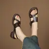 Verano 2025 Nuevo Estilo Tacón Grueso 5cm Piel de Cabra Elegante Correa de Una Sola Línea para Cubrir la Carne y Lucir Adelgazante Sandalias Romanas Zapatos de Mujer Talla Grande Moderno