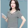 Nova camisa básica de moda gola V listrada de manga curta, jovem, estilosa, clássica, camiseta que disfarça a barriga, blusa plus size para mães