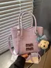 Tela de Alta Calidad con un Tacto Elegante y Sofisticado, Bolso Cruzado de Viaje Exquisito de Moda con Letras de Celebridad de Internet 2026