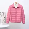 2025 Nueva Chaqueta de Plumas Corta Ligera con Cuello Alto para Otoño e Invierno, Tallas Grandes y Ampliadas, Chaqueta Casual con Dobladillo, Aspecto Moderno Adelgazante para Mujer