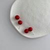Aretes de Plata Esterlina S925 con Cuentas de Concha Roja Ankora, Femeninos y Versátiles Primavera y Verano Pequeños Aretes Redondos de Frijol Rojo para Perforación de Oreja