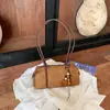 Elegante bolso de hombro con un colgante de estilo coreano, un nuevo modelo de comercio exterior, un bolso cruzado retro y minimalista, y un bolso cuadrado pequeño informal
