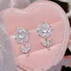 Aretes de rosa con diamantes brillantes, lujo ligero, alta gama, exquisitos, diseño de nicho, elegantes, versátiles para el uso diario