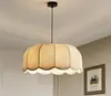 Lan Yin, um restaurante com design de luz e sombra, oferece uma luminária pendente ajustável em estilo francês para salas de jantar residenciais. Esta luminária criativa e agradável aos olhos possui um braço giratório e é feita de ferro.