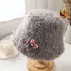 Chapéu Bucket Fofo de Desenho Animado Versátil de Pele de Coelho Falsa Quente para Mulheres Estilo Coreano Pelúcia Nicho Protetor de Orelhas Chapéu de Pescador