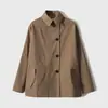 Elegante gabardina con un toque de alta gama, cuello con cuentas, ceñidor en la cintura, abrigo corto para mujer en color caqui, nueva moda femenina para otoño 2026