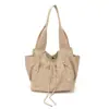 Bolso de hombro de nailon ligero y versátil para mujer, nuevo bolso de cesta de gran capacidad con cordón y pliegues en la axila de verano.