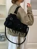 Bolso bandolera europeo y americano retro de gran capacidad con tachuelas, nuevo estilo coreano simple casual para hombro o axila, principios de otoño 2026