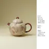 Fanru, pintado à mão com um esmalte vermelho flamejante, apresentando um design de nove raposas, uma xícara de chá de pé alto e um conjunto de chá de cerâmica para o chá Kung Fu
