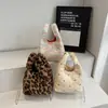 Peluche Lindo 2026 Invierno Nueva Moda Versátil Simple Casual Elegante Bolso de Mano de Gran Capacidad Transfronterizo