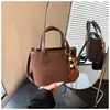 Bolso tipo cesta de cuero esmerilado vintage nuevo para mujer, bolso cruzado de diseño único, bolso de mano versátil para el día a día con un toque de alta gama