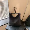 Bolso de axila retro de alta gama para mujer, nuevo bolso de hombro tipo cubo versátil de moda de verano para el día a día
