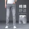 Jeans retos de caimento justo para homens, calças elásticas leves e da moda para o verão na cor amarelo lama