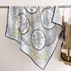 Bufanda de Seda Blanca Estilo Floral Camelia, Bufanda Cuadrada Grande 90X90 para Mujer de Primavera y Otoño, Nuevo Modelo 2026, Chal Bufanda de Seda de Morera