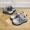 2026 Zapatos infantiles al por mayor en stock, zapatillas deportivas para hombre y niño para exteriores, nuevos zapatos de senderismo para niños estilo coreano 6693