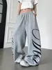 Calça casual com estampa de letras em miçangas estilo rua americana para mulheres, projetada com um corte solto, perna larga e caimento fluido, adequada para dança e esportes, calça de moletom moderna