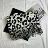 Bufanda de Diseño de Nicho Europeo y Americano con Estampado de Leopardo Bufanda Cálida Sexy Retro Milenio para Chicas Otoño e Invierno Chal Elegante Versátil