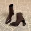 Botas de tornozelo de salto alto bico fino estilo europeu e americano para mulheres, nova coleção outono/inverno 2025, perfeitas para figuras baixinhas, plataforma impermeável, incrivelmente estilosas e afinam a silhueta