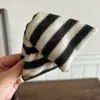 Presilha de Garra Triangular com Concha de Cetim Estilo Francês, Acessório de Cabelo Versátil de Alta Qualidade e Tendência para a Parte de Trás da Cabeça