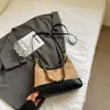 Bolsa de Ombro Feminina Acolchoada Elegante e Tendência Outono Simples, Bolsa Transversal Tendência 2026, Versátil para o Trabalho Nova Bolsa de Ombro Único