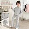 Nuevo conjunto de sudadera de primavera y otoño para niñas, con una chaqueta corta con cremallera estilo coreano y pantalones acampanados, un atuendo de dos piezas para niñas pequeñas
