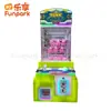 Pequeña máquina de garra comercial con código QR y sistema de monedas, diseñada para niños, con una garra para llaveros mini y una máquina de garra temática de tanque